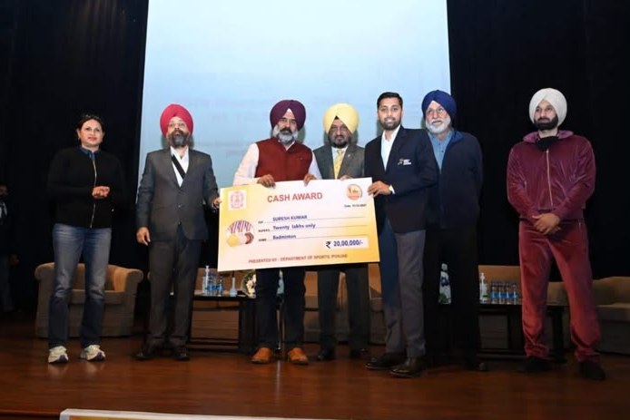 Suresh Kumar receiving a cash award from the Department of Sports, Punjab