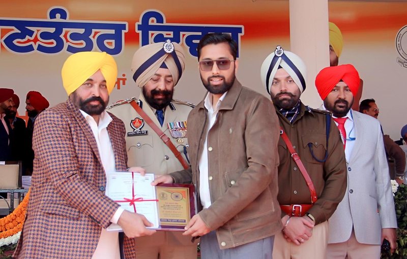 Suresh Kumar receiving a certificate and memento from Punjab Chief Minister Bhagwant Singh Mann at the Republic Day ceremony in Patiala